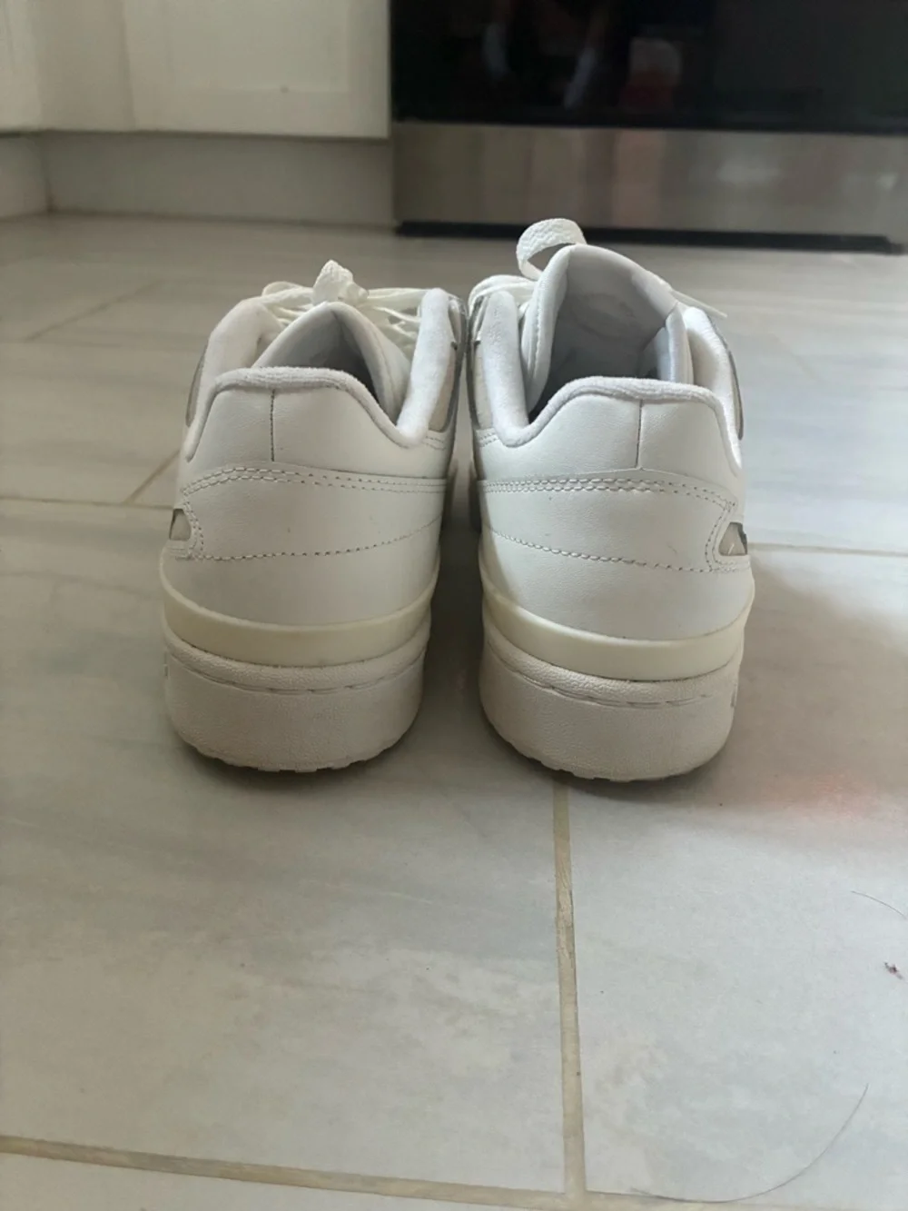 adidas forum low CL Men’s shoe (size 8.5)